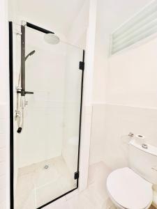 een badkamer met een douche en een toilet bij Underground in Tel Aviv