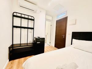 een slaapkamer met een wit bed en een raam bij Underground in Tel Aviv