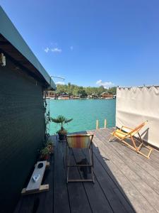 eine Terrasse mit Stühlen und Blick auf das Wasser in der Unterkunft Tiny House Ada Bojana in Ulcinj