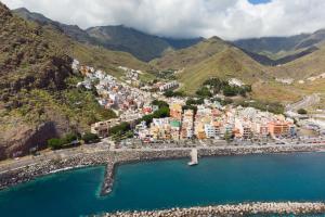 una vista aérea de una ciudad en una montaña en La Negrita en San Andrés cerca de la playa y WIFI en Santa Cruz de Tenerife