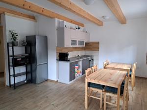 cocina con mesa de madera y nevera en Chalupa Petra en Dolní Morava