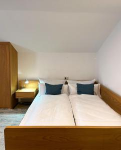En eller flere senge i et værelse på Ferienhaus Anni