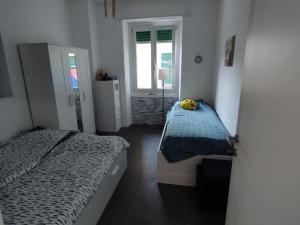 una piccola camera da letto con due letti e una finestra di Brezza di Mare a Lavagna