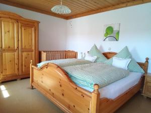 sypialnia z drewnianym łóżkiem w pokoju w obiekcie Gschwandnerhof w mieście Michelsneukirchen