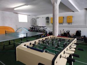 une chambre avec 2 tables et des tables de ping-pong dans l'établissement Gschwandnerhof, à Michelsneukirchen