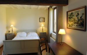 Ένα ή περισσότερα κρεβάτια σε δωμάτιο στο Le logis du charron