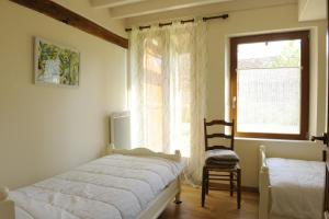 Ένα ή περισσότερα κρεβάτια σε δωμάτιο στο Le logis du charron
