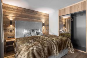 A bed or beds in a room at Lech Valley Lodge