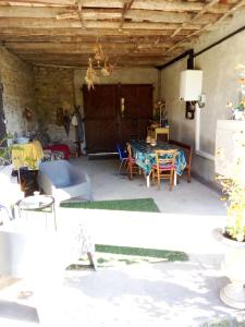 Habitación con patio con mesa y sillas. en Chemin des Écoliers 2 chambres doubles, en Soueich