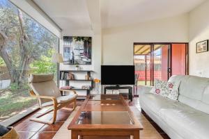 sala de estar con sofá y mesa de centro en Home2Book Villa El Naranjo, Garden & Pool, en Valsequillo