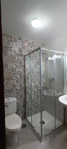 een badkamer met een douche, een toilet en een wastafel bij PISO ISLA CRISTINA in Isla Cristina