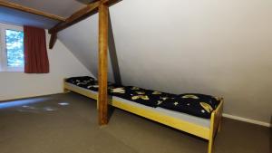 Katil atau katil-katil dalam bilik di Na samotě u lesa