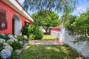 una casa con una valla y un patio en Home2Book Villa El Naranjo, Garden & Pool, en Valsequillo