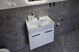 Un baño con un lavabo blanco en una habitación. en Apartments in Nienburg (Saale), en Grimschleben 10 fotos más
