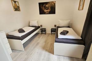 Una habitación con dos camas y una silla dentro. en Apartments in Nienburg (Saale), en Grimschleben