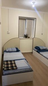 Habitación con 2 camas y ventana en Sevan cottage en Sevan