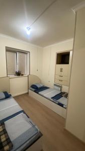 Habitación con 2 camas y 2 ventanas. en Sevan cottage en Sevan