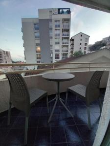 een tafel en 2 stoelen op een balkon bij Apartment Budva in Budva