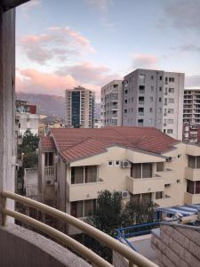 - un balcon avec vue sur certains bâtiments dans l'établissement Apartment Budva, à Budva