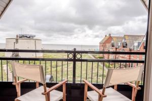 2 stoelen op een balkon met uitzicht op de oceaan bij Spindrift, Felixstowe in Felixstowe