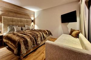 A bed or beds in a room at Lech Valley Lodge