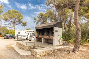 einen Herd auf einem Parkplatz neben einem Anhänger in der Unterkunft Luminoso Bungalow con parking in Tarragona