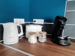 Příslušenství pro přípravu čaje a kávy v ubytování Chambre Arvor avec salle de bains privative dans une résidence avec salon et cuisine partagés