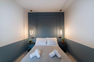 een slaapkamer met een bed met twee handdoeken erop bij MOD 15 City Centre in Agios Nikolaos