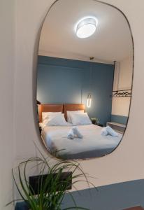 een slaapkamer met een bed en een spiegel bij MOD 15 City Centre in Agios Nikolaos