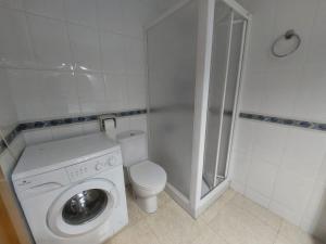 une petite salle de bains avec un lave-linge et des toilettes. dans l'établissement Rentalmar Internacional, à Cambrils