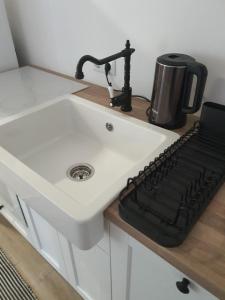 eine Küchenspüle mit Tastatur darüber in der Unterkunft Apartman SIMON-CENTAR in Nova Gradiška