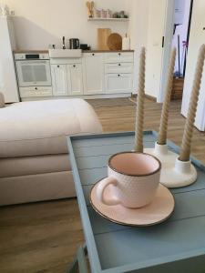 une table avec un chapeau et deux vases dessus dans l'établissement Apartman SIMON-CENTAR, à Nova Gradiška