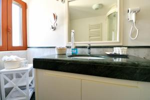 bagno con lavandino e specchio di Le Cinéma - Affittacamere a Formia