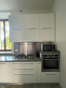 uma cozinha com um fogão e um micro-ondas em Casa del Riccio, Palio Siena em Siena