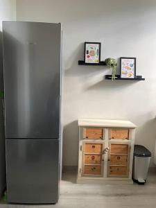 um frigorífico de aço inoxidável numa cozinha com uma mesa em Casa del Riccio, Palio Siena em Siena