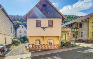 Una casa con un reloj al costado. en 3 Bedroom Awesome Home In Saalfeld, en Saalfeld