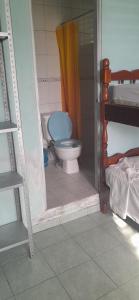 een badkamer met een blauw toilet in een kamer bij Casa de Doña Horte in Catemaco