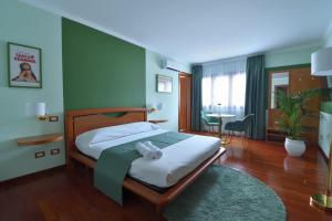 um quarto com uma cama com uma parede verde em Le Cinéma - Affittacamere em Formia