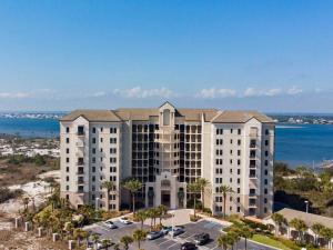 una vista aérea de un hotel con el océano en el fondo en Florencia 207, en Perdido Key