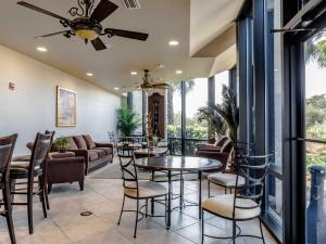 sala de estar con mesa y sillas en Florencia 207, en Perdido Key