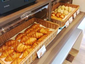eine Vitrine in einer Bäckerei mit Brotkörben in der Unterkunft Hotel Route Inn Kyoto Kameoka in Kameoka