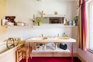 ein Badezimmer mit Waschbecken und Spiegel in der Unterkunft Ferme De Guersignies B&B in Bas-Lieu + 54 Fotos
