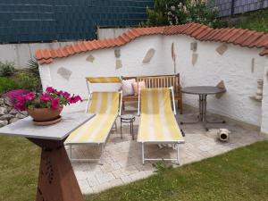 patio ze stołem, krzesłami i ogrodzeniem w obiekcie Villa Casa sol-rural residence near Linz w mieście Katsdorf
