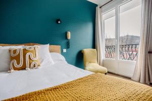 Un dormitorio con una cama grande y una ventana en Logis Hôtel Restaurant Espelletenia, en Larceveau-Arros-Cibits