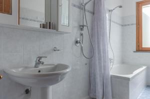 Ένα μπάνιο στο Casa Vacanza Rocchetti with Parking&Garden!