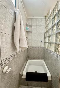 ein Bad mit einer Badewanne in einem Zimmer in der Unterkunft Shell-paralia ofriniou in Ofrynio