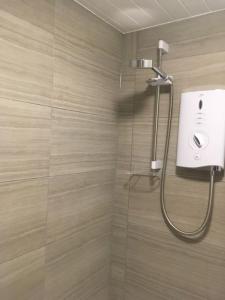 La salle de bains est pourvue d'une douche et d'un distributeur de savon. dans l'établissement Caledonian - Charming Central 1 Bed Flat, à Édimbourg