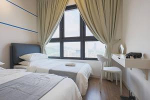 クアラルンプールにあるM Vertica KL Residenceのベッドが2つと窓があるホテルの部屋 +51枚の写真