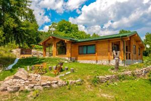 潘波洛沃Вила Брезите的小木屋前方设有桌椅