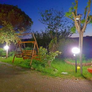 科里亞諾的住宿－Villa con Piscina，夜间坐在路边的长凳
